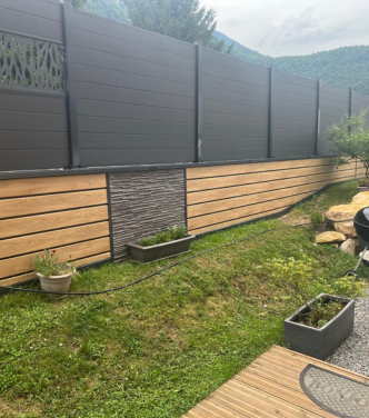 Façade avec bardage extérieur en bois et panneaux modernes