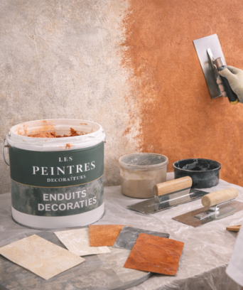 Matériel pour application d’enduit décoratif avec spatule et produit de finition