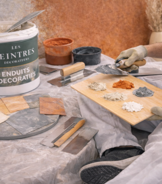 Outils et matériaux utilisés pour application d’enduit décoratif sur mur