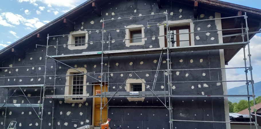 Isolation thermique par l’extérieur d’une maison pour améliorer la performance énergétique du bâtiment