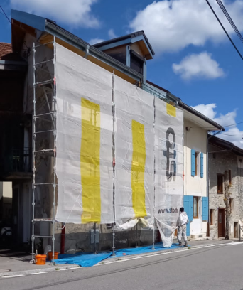 Préparation de façade avant rénovation avec échafaudage et protection du chantier
