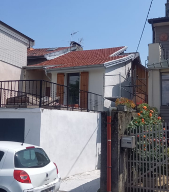 Façade de maison traitée avec un hydrofuge coloré pour protéger et uniformiser les murs extérieurs